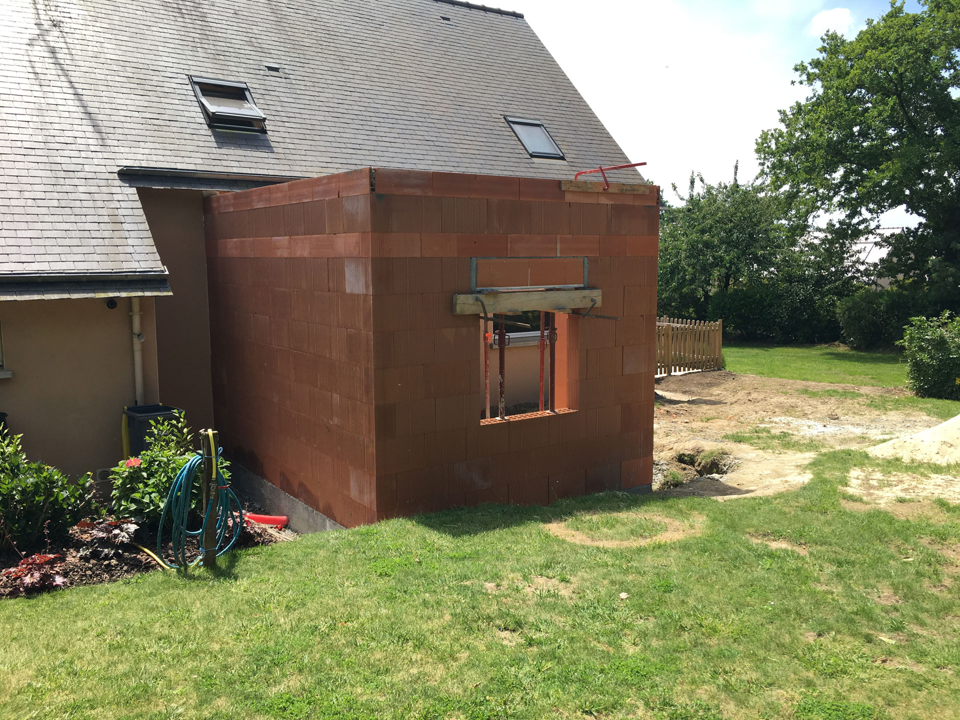 extension maison mur brique laillé 35890