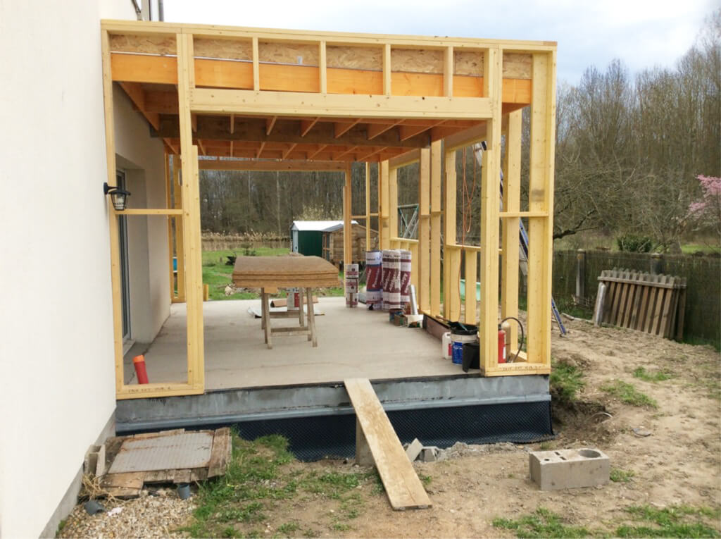 Construction de l'ossature en bois pour ce projet d'agrandissement de maison
