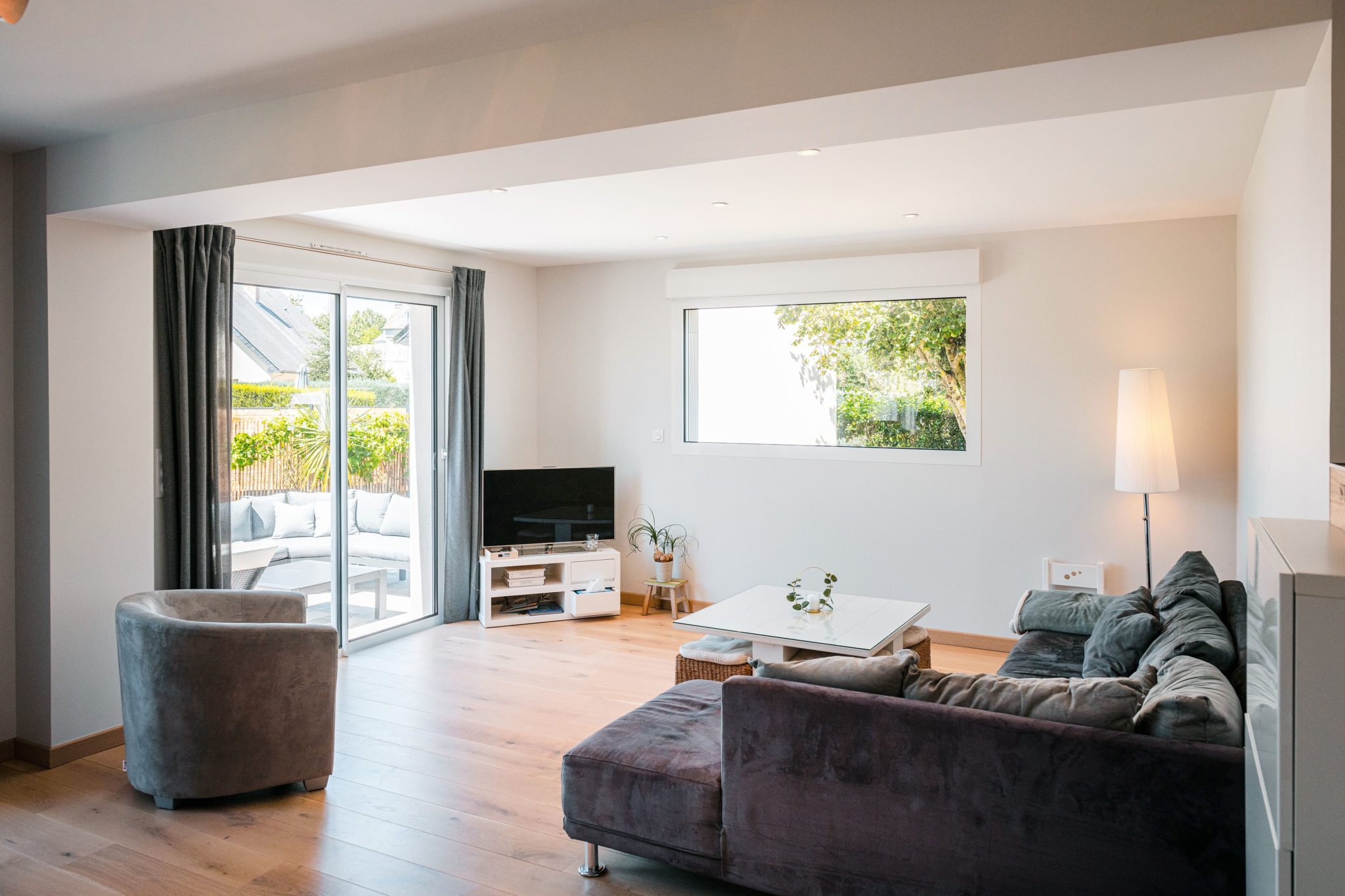 Le salon situé dans l'extension de maison