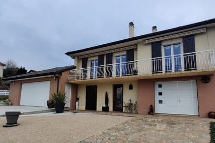 Un garage sur le pignon de la maison.