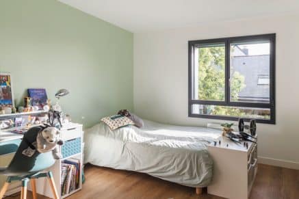 Une chambre au sein de la surélévation au dessus du garage