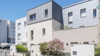 Une surélévation en bardage zinc.