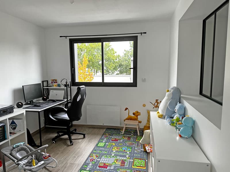 Un bureau dédié au télétravail au-dessus du garage